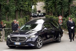 Došla na ARMANIJEVU SAHRANU U BELOM dok ga je porodica oplakivala - evo da li je srušila SVETI KOD: Slavni dizajner sahranjen kao što je i želeo, poslednji ispraćaj odraz stava koji nikad nije prekršio