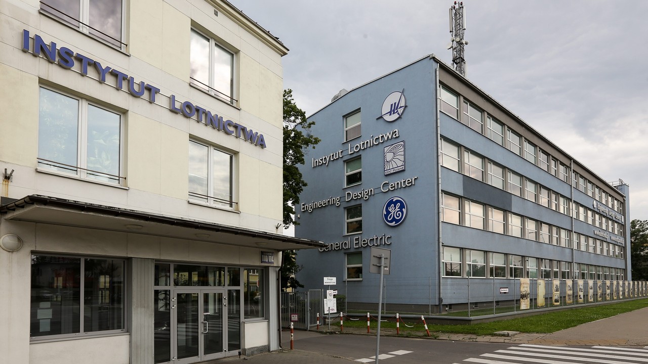 Samochód uderzył w budynek Instytutu Lotnictwa. Trwa akcja służb
