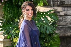 "E, OVO JE KLASA U ODEVANJU! Gde ste sad LJUBITELJI GOLOTINJE?", PENELOPE KRUZ kao ultimativna kraljica stila vraća NAJLEPŠI MOGUĆI TREND i mnogi su joj zahvalni što nosi BAŠ OVAKVU HALJINU