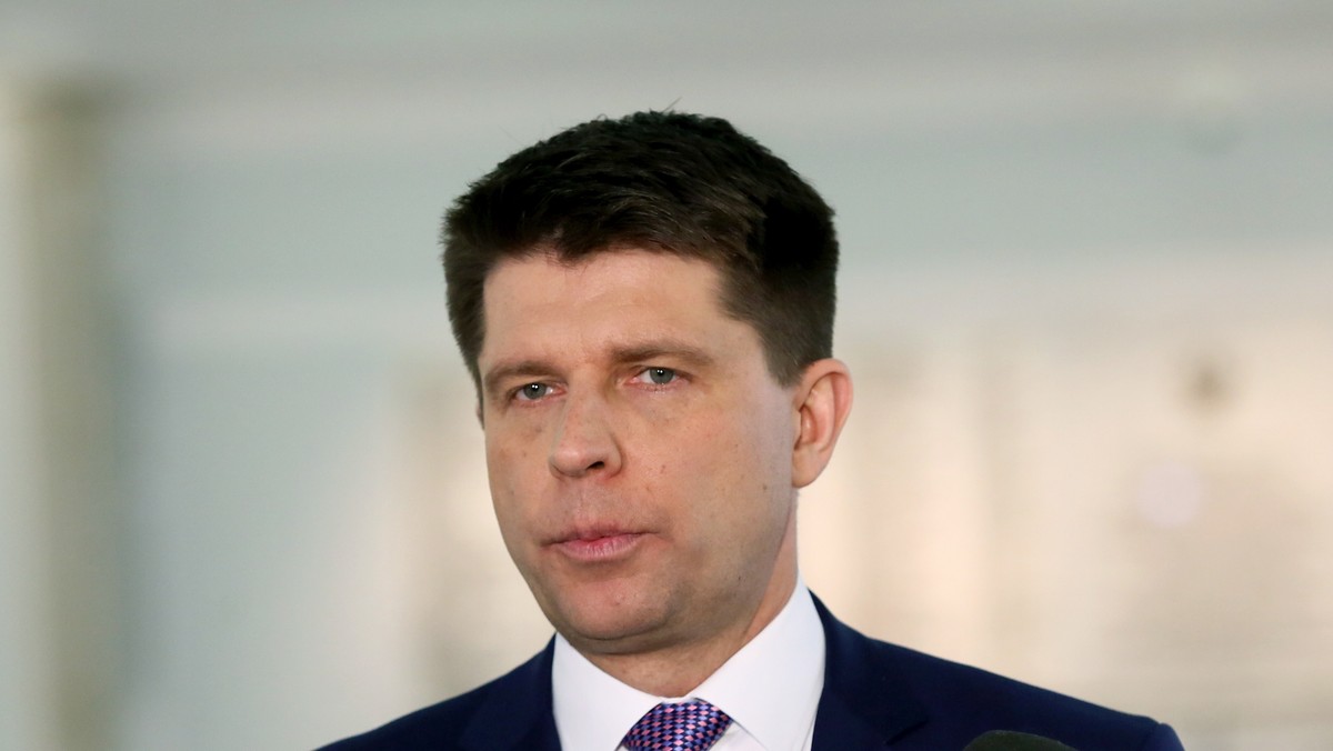 Lider Nowoczesnej Ryszard Petru zwrócił się dzisiaj do prezydenta Andrzeja Dudy o powołanie i zwołanie Rady Bezpieczeństwa Narodowego. Oczekuje przekazania wiedzy, jakie nowe informacje były powodem ponownego rozpoczęcia prac ws. wyjaśnienia przyczyn katastrofy smoleńskiej.