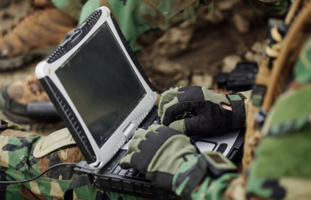 Rosyjski żołnierz z laptopem