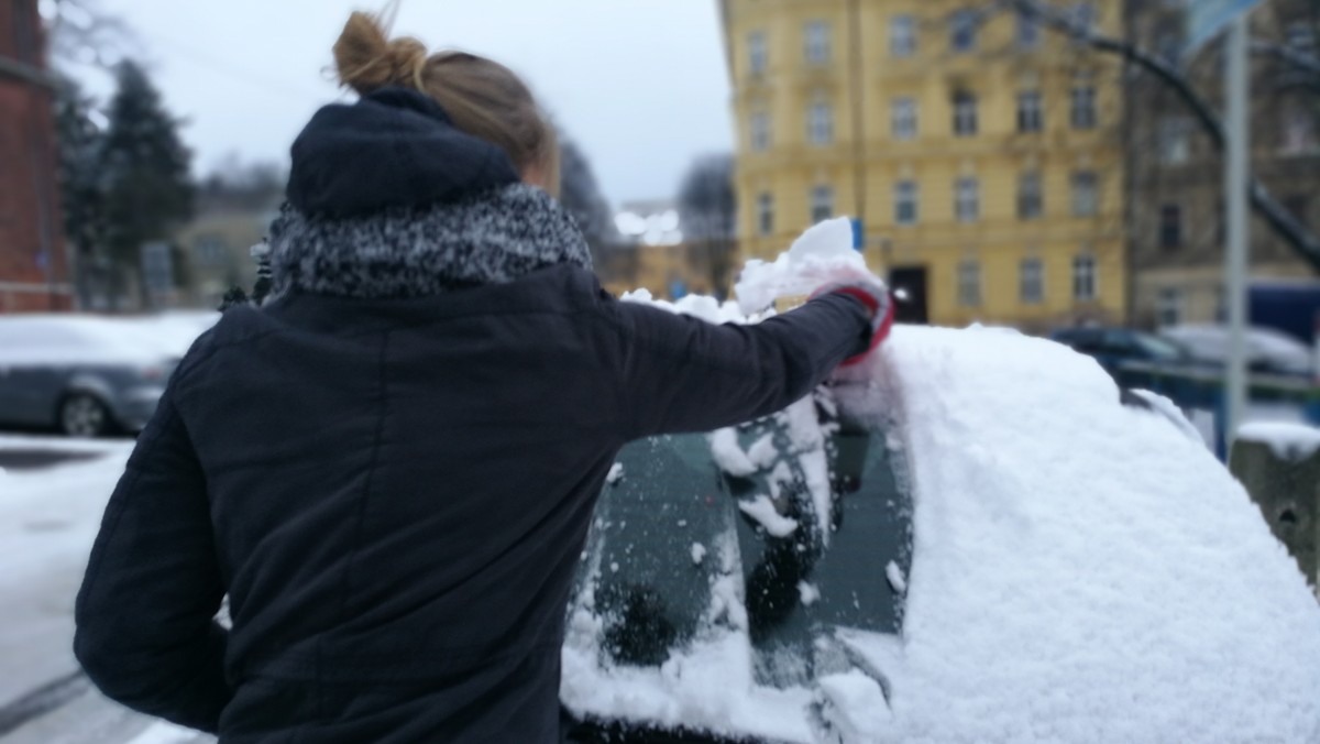 Nocne opady śniegu spowodowały duże utrudnienia na ulicach Szczecina. Na drogach pracują obecnie 23 samochody do odśnieżania, jednak sytuacja wciąż jest trudna. Opóźnienia mają także autobusy komunikacji miejskiej.