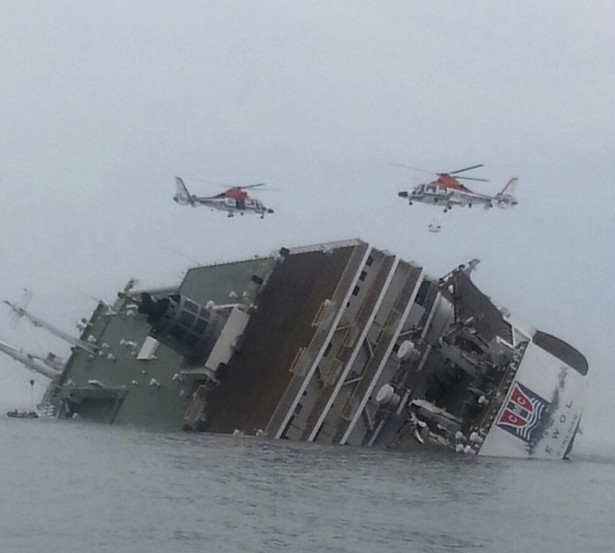 U wybrzeży Korei Płd. zatonął prom. Na pokładzie było 476 osób. EPA/YONHAP