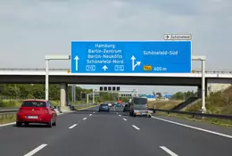 Zablokowali autostradę luksusowymi autami, by porobić sobie zdjęcia...