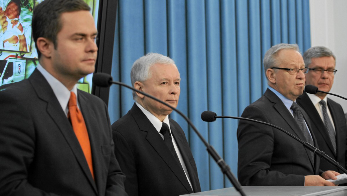 Rzecznik PiS Adam Hofman zaapelował do ministra transportu Sławomira Nowaka o zredukowanie liczby fotoradarów do tych, które są stawiane w miejscach niebezpiecznych. Według Hofmana wiele fotoradarów służy jedynie "łataniu dziury w budżecie".