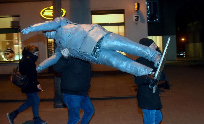 Demonstranci obalili pomnik Kaczyńskiego