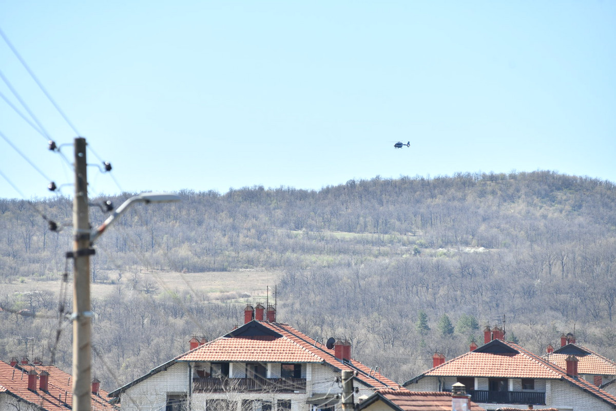 Helikopteri nadleću teren