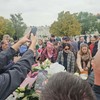 Dino Bešlić prima saučešće na groblju