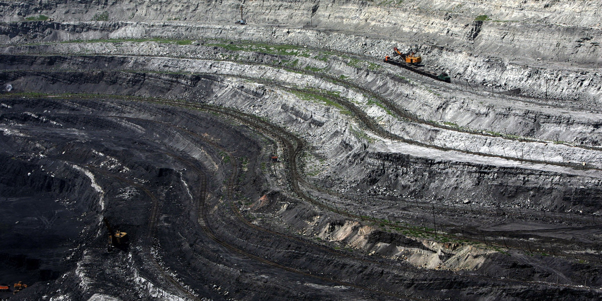 Odkrywkowa kopalnia węgla w regionie Mongolii Wewnętrznej w Chinach. Zdjęcie ilustracyjne