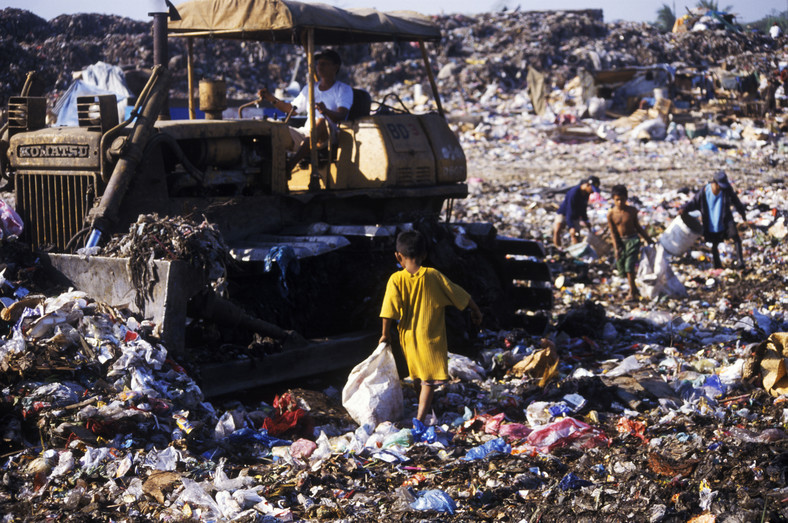 Dzieci pracujące na wysypisku śmieci w Manilii