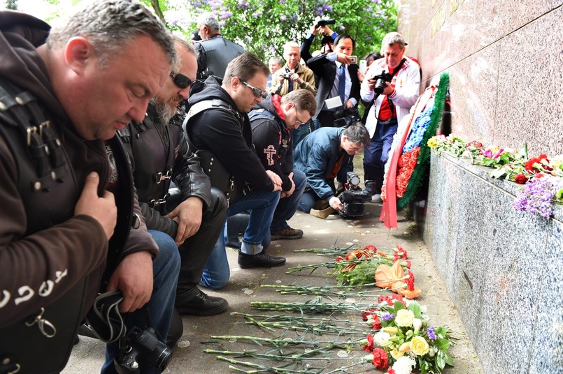 Cmentarz żołnierzy radzieckich w Treptower Park odwiedziło według szacunków policji ponad 10 tysięcy osób.