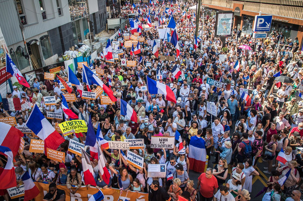 Protesty przeciw przepustkom sanitarnym we Francji