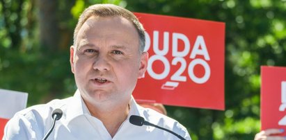 Andrzej Duda tłumaczy się światu ze słów o LGBT. Jaką wybrał strategię?