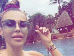 Doda, błyskając biustem, zapowiada koncerty. "Tragedia" – narzekają internauci [WIDEO]