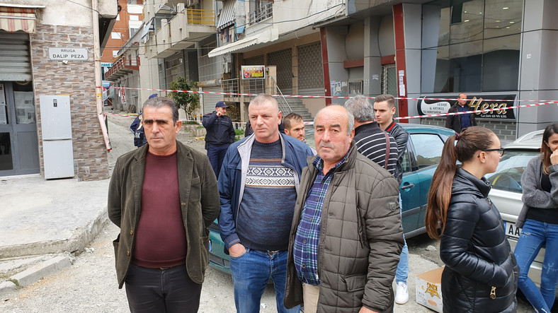 Byli lokatorzy uszkodzonego bloku w Durrës. Pierwszy z lewej Mihal