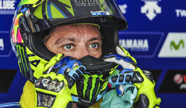 Valentino Rossi przeszedł operację złamanej prawej nogi