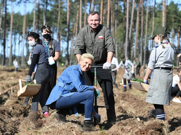 Z dołownikiem w ręku trudno byłoby wyglądać lepiej. Agata Duda świetnie zinterpretowała styl "dziewczyny farmera". FOTO