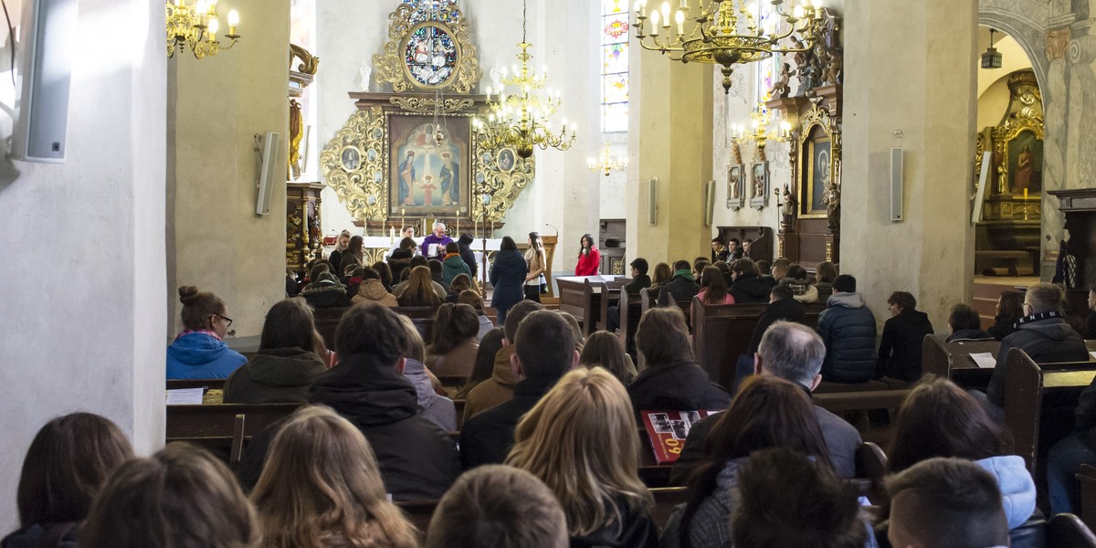 Szokujące dane o polskich katolikach. Ilu z nich się modli codziennie?