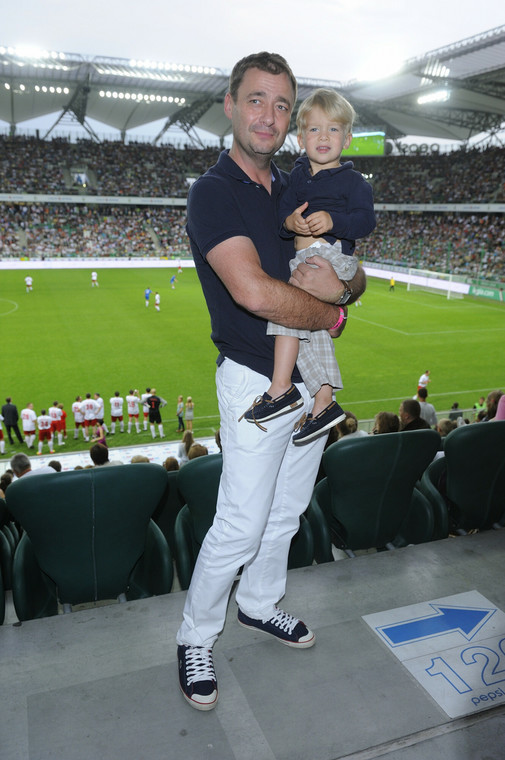 Jacek Rozenek z synem na stadionie Legii Warszawa