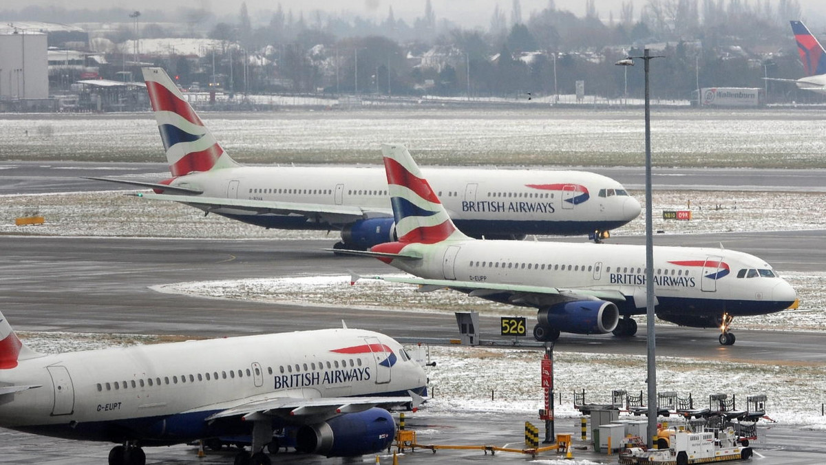 Trzeci dzień z rzędu lotnisko Heathrow pod Londynem przegrywa z zimą. 20 proc. odlotów i przylotów (260 na ok. 1300) wyznaczonych na niedzielę zostało odwołanych. Wielu pasażerów koczuje na lotnisku czekając na odlot.