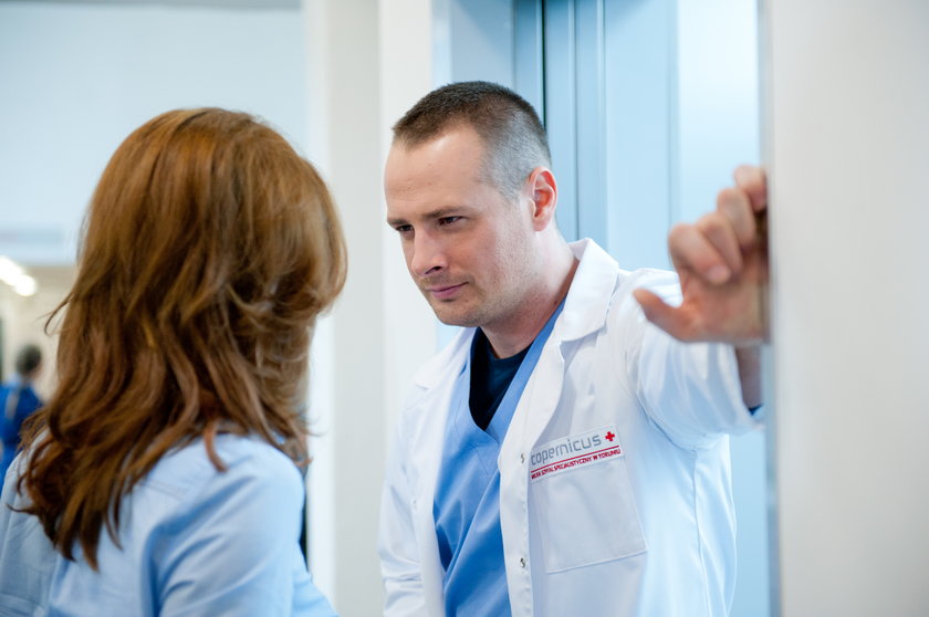 Pawel Malaszynski jako Maks w „Lekarzach” 