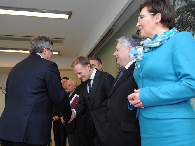 Ewa Kopacz i inni członkowie Rady Bezpieczeństwa Narodowego podczas powitania przez prezydenta