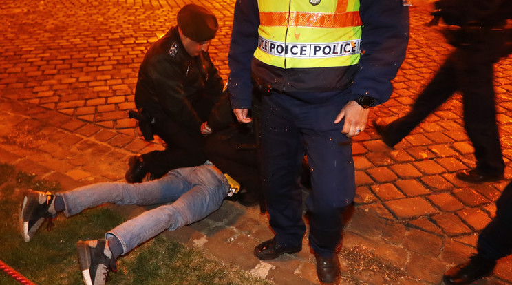 Gulyás Mártont leteperik a rendőrök a Sándor palota előtt /Fotó: Fuszek Gábor