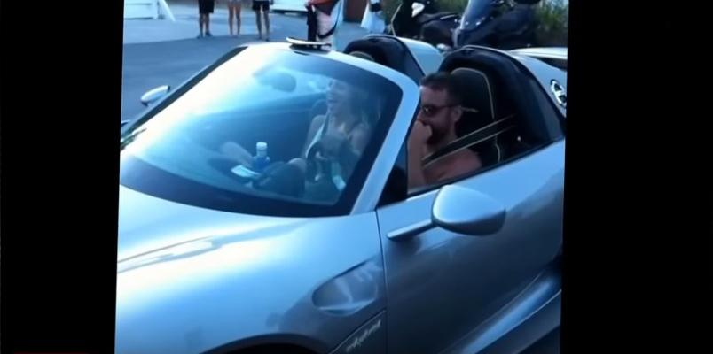 A porschés pasi menőzni akart a csajával, csúnyán megszívta (videó)