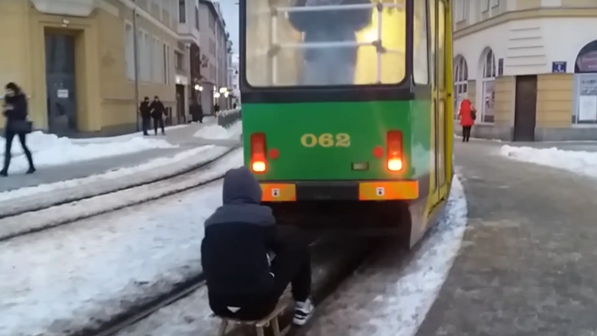 Na sankach za tramwajem ulicami Elbląga. Bohater nagrania może mieć problemy