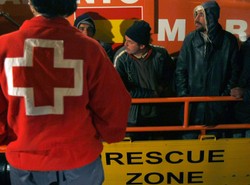 Płynęli na desce po lepsze życie