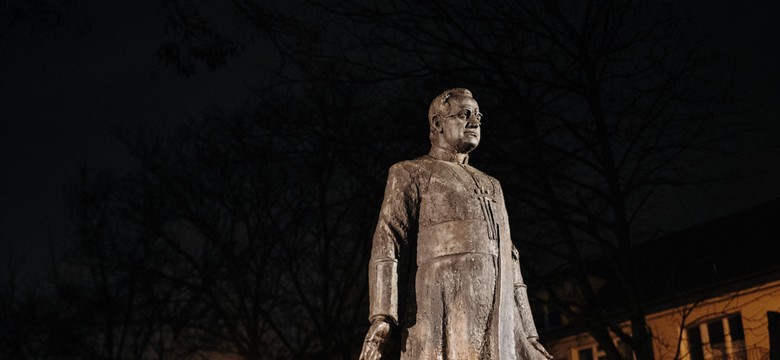 Pomaska pyta szefa MSWiA: Czy to na jego polecenie pomnik ks. Jankowskiego jest tak dobrze chroniony?