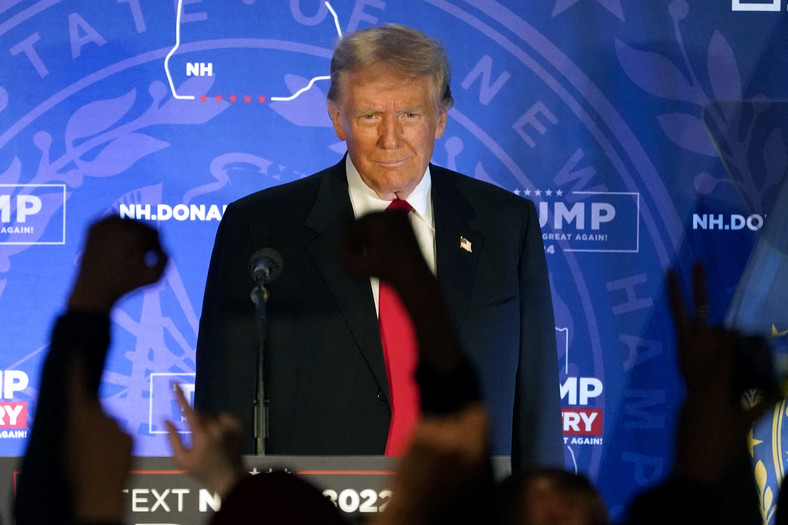 Republikański kandydat na prezydenta, były prezydent USA Donald Trump podczas kampanii w Portsmouth, New Hampshire, 17 stycznia 2024 r.