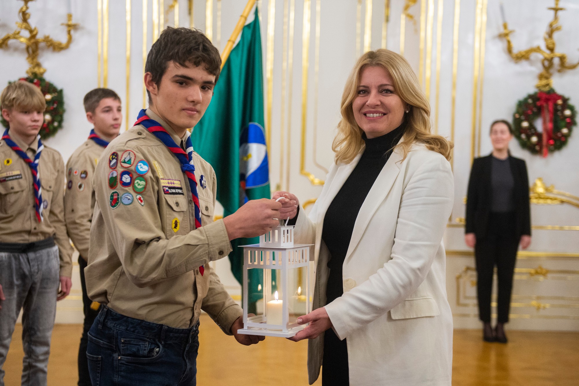 Slovenskí skauti odovzdali betlehemské svetlo prezidentke Z. Čaputovej.