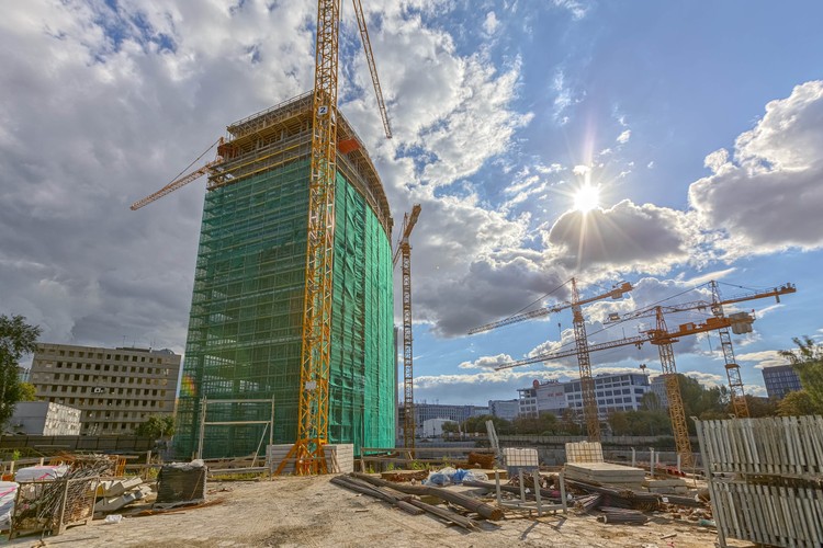 W Budynku B został zabetonowany strop na ostatnim 15 piętrze, a wewnątrz budynku rozpoczęto już prace elektryczne i murarskie.
Rozpoczął się już także proces montażu szklanej elewacji budynku. Jak informuje spółka Ghelamco, konstrukcja fasady na budynku B zamontowana jest już w ok. 60 proc., a jej zamknięcie planowane jest na połowę grudnia 2013 r.