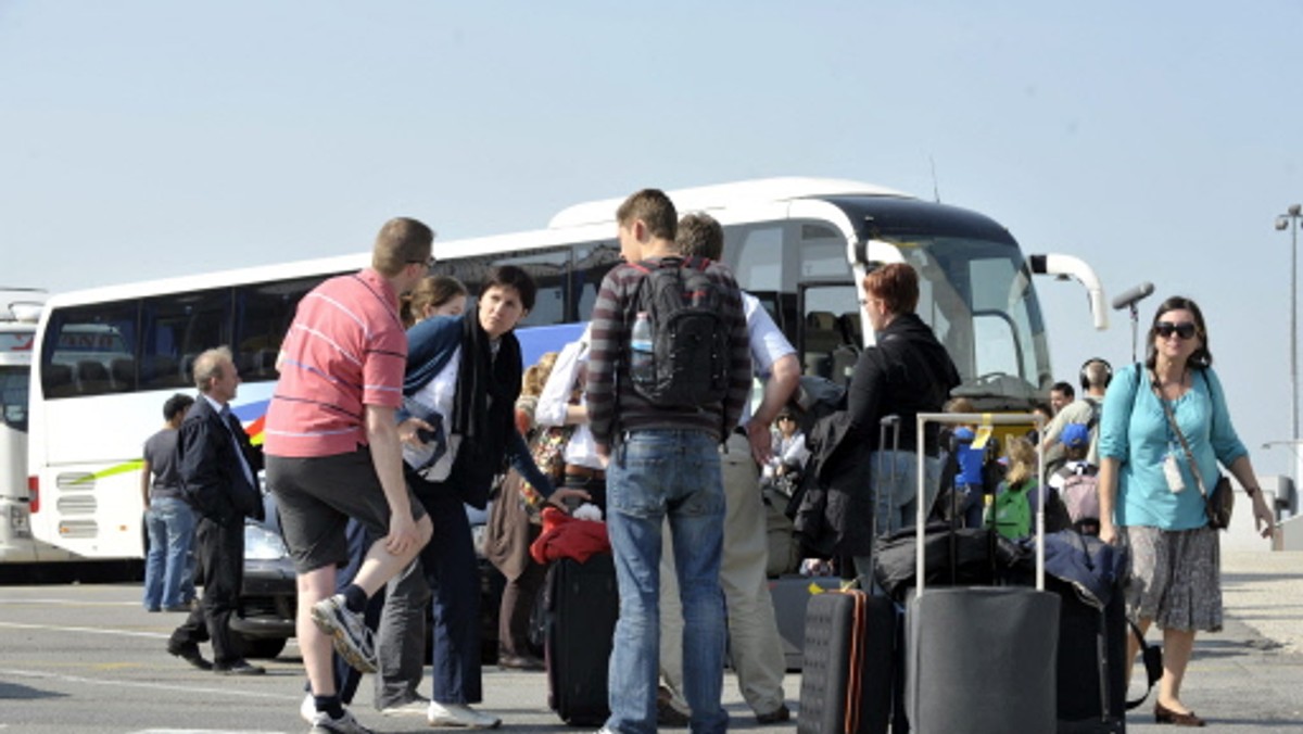 Kontrole przeprowadzone wśród kierowców autokarów turystycznych jeżdżących po Rzymie wykazały, że jeden z nich prowadził pojazd pod wpływem alkoholu, a drugi pod wpływem narkotyków - poinformowała we wtorek włoska prasa.