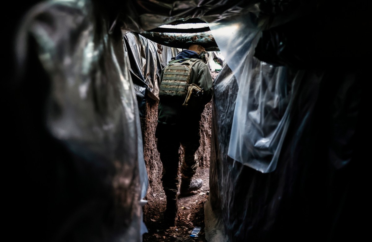 Ukraińscy żołnierze w okopach na froncie w pobliżu Chersonia