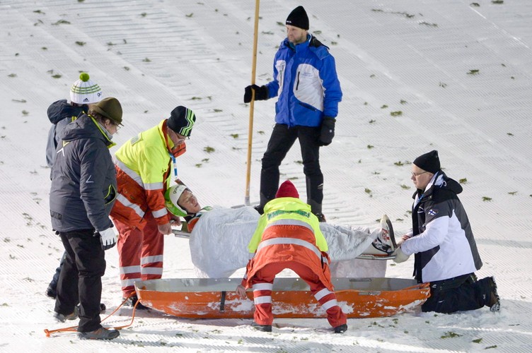 Fatalne upadki na skoczni w Kuusamo. Wellinger i Lanisek trafili do szpitala