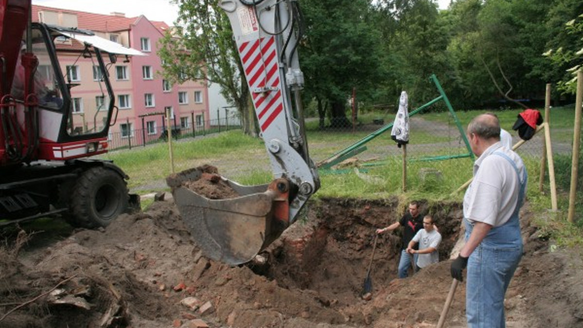 Na plac przy liceum plastycznym wjechał ciężki sprzęt budowlany - podaje mmszczecin.pl