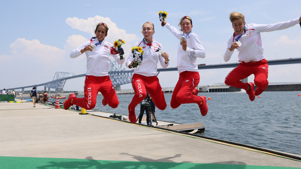 Polki Agnieszka Kobus-Zawojska, Marta Wieliczko, Maria Sajdak, Katarzyna Zillmann celebrujące srebrny medal olimpijski w finale czwórek podwójnych kobiet