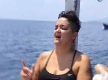Marija Šerifović se skinula u bikini: Sin Mario joj sedi u krilu, napustila Srbiju