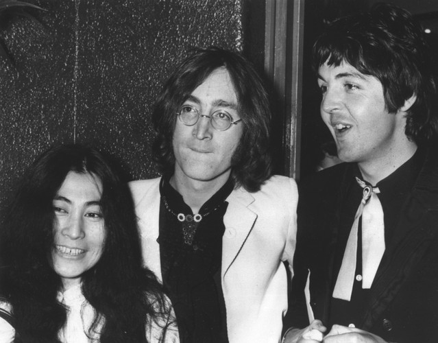 John Lennon, Paul McCartney i Yoko Ono (1968)