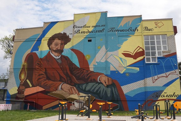 PESNIK KOJI ČUVA SELO Dis se smeši sa skoro 400 kvadrata i krasi školu u Zablaću: Meštani ponosni (FOTO, VIDEO)