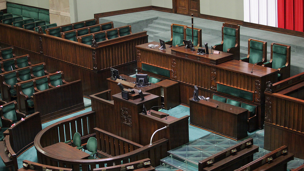 Sejm rozpoczął kolejne posiedzenie. Posłowie mają dziś zdecydować m.in. o powołaniu komisji śledczej ds. Amber Gold. - Państwo nie działało ws. Amber Gold. Afera, przez którą tysiące Polaków straciło oszczędności, musi być wyjaśniona - przekonywał poseł Marek Ast (PiS). Za powołaniem komisji zagłosują też posłowie PO. Także dziś Sejm zajmie się także zapowiadanymi podwyżkami dla najważniejszych osób w państwie. Zapraszamy do śledzenia relacji live!