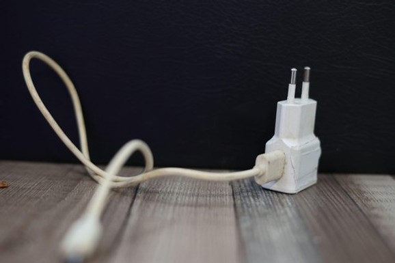 Stručnjaci otkrivaju kako uništavate svoj punjač: Nema veze sa motanjem kablova, svi prave ove greške