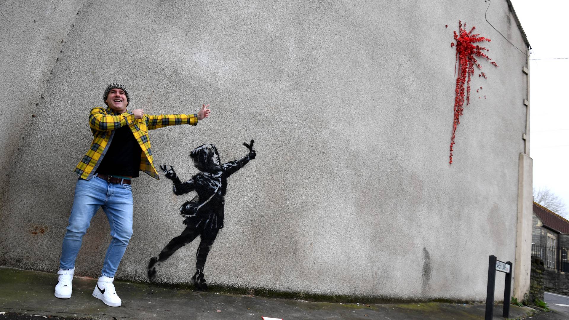 Walentynkowy mural Banksy'ego zniszczony przez wandali. Wytrzymał niecałe 48 godzin