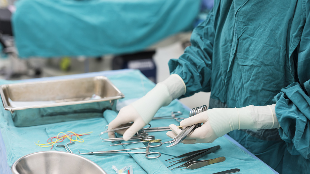 Nowatorską operację kręgosłupa u 7-letniego chłopca przeprowadzili lekarze ze Szpitala Dziecięcego w Olsztynie. Był to pierwszy w regionie zabieg wszczepienia implantu, który będzie wydłużać się przez cały okres wzrostu dziecka, wykonany u tak małego pacjenta.