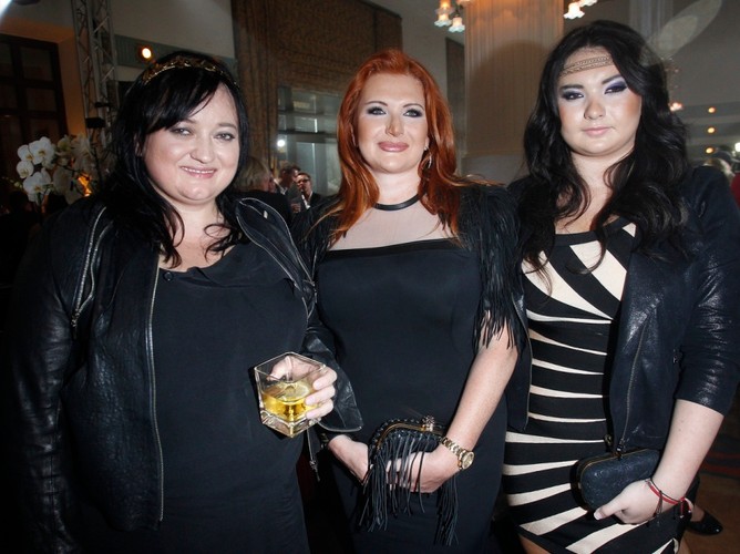 Gwiazdy na pokazie kolekcji 'Made in measure' Tomasza Ossolińskiego - Marta i Wiktoria Grycan oraz Gosia Baczyńska.