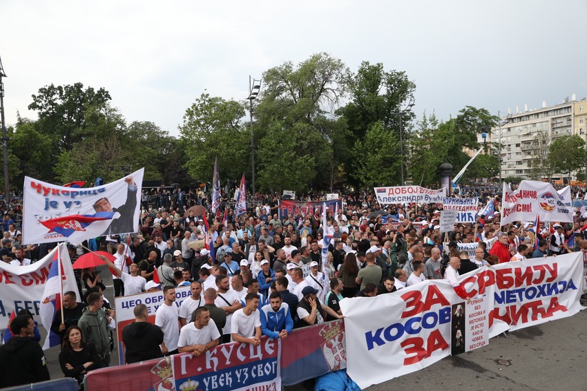 Atmosfera ispred Skupštine oko 16.30