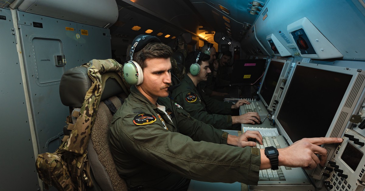 Tajemniczy samolot opuścił Polskę. Dysk nad kadłubem skrywał "elektroniczne oko"