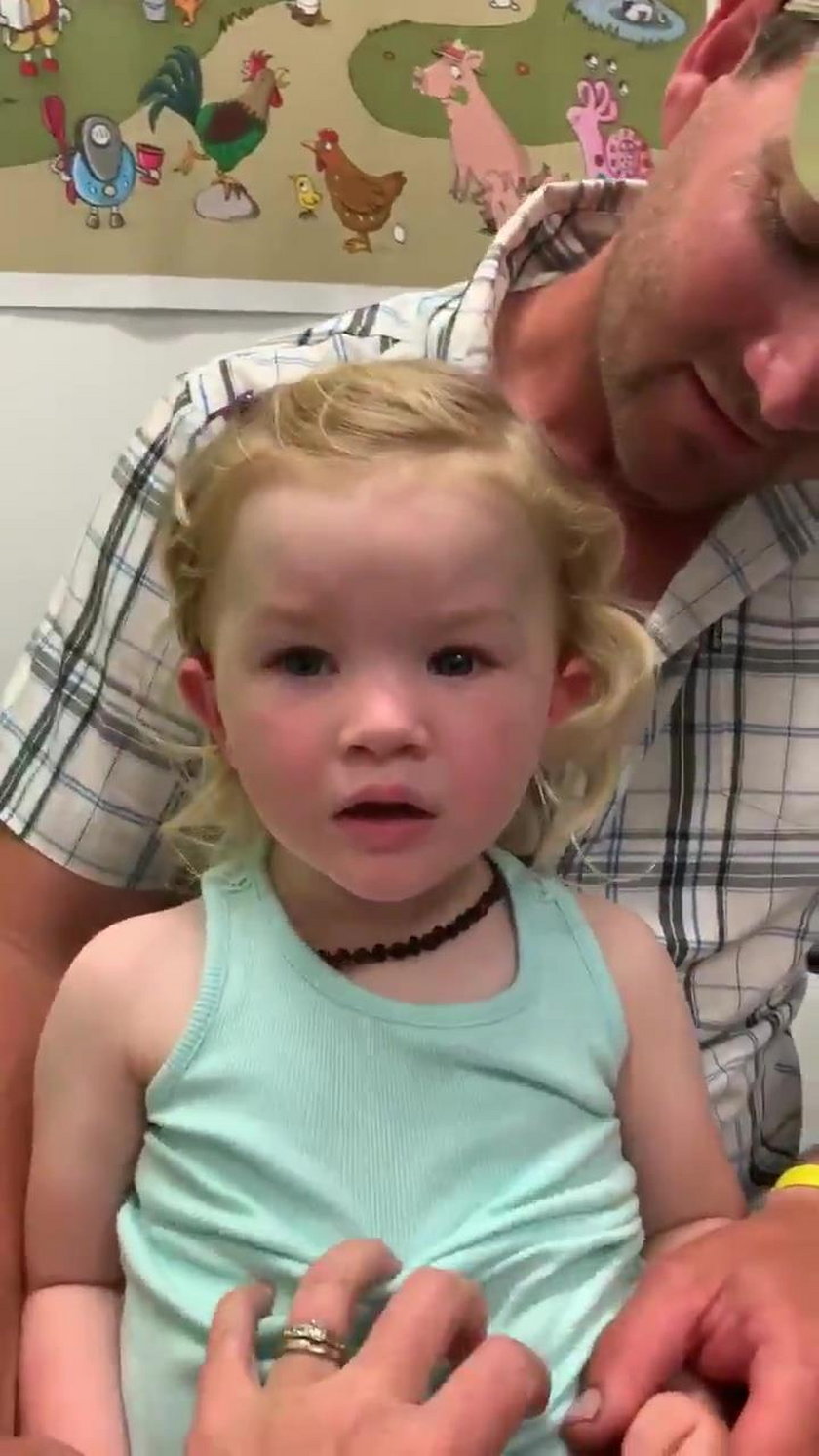 Australia: dziewczynka po raz pierwszy usłyszała rodziców